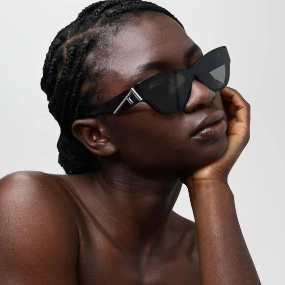 Fendi FE40135I 01A Cat Eye Sunglasses - Shiny Black/Smoke